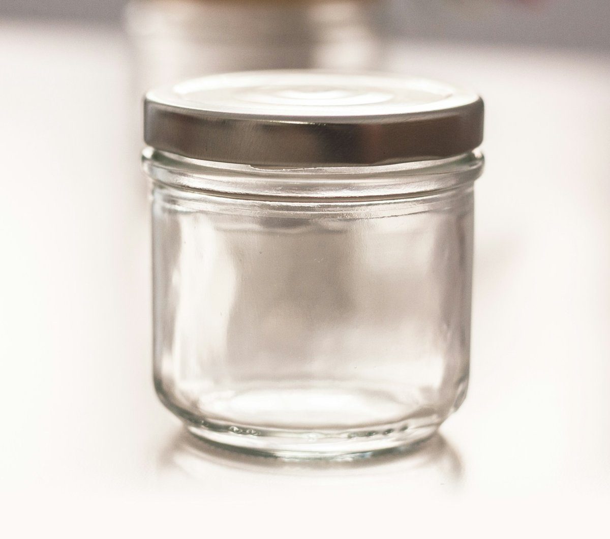 Bocal en verre vide, couvercle métallique