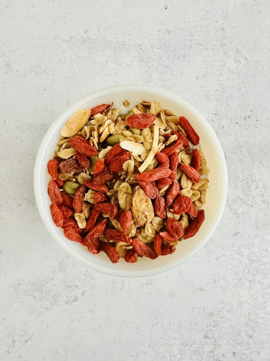 Bol de granola garni de baies de goji et de fruits secs