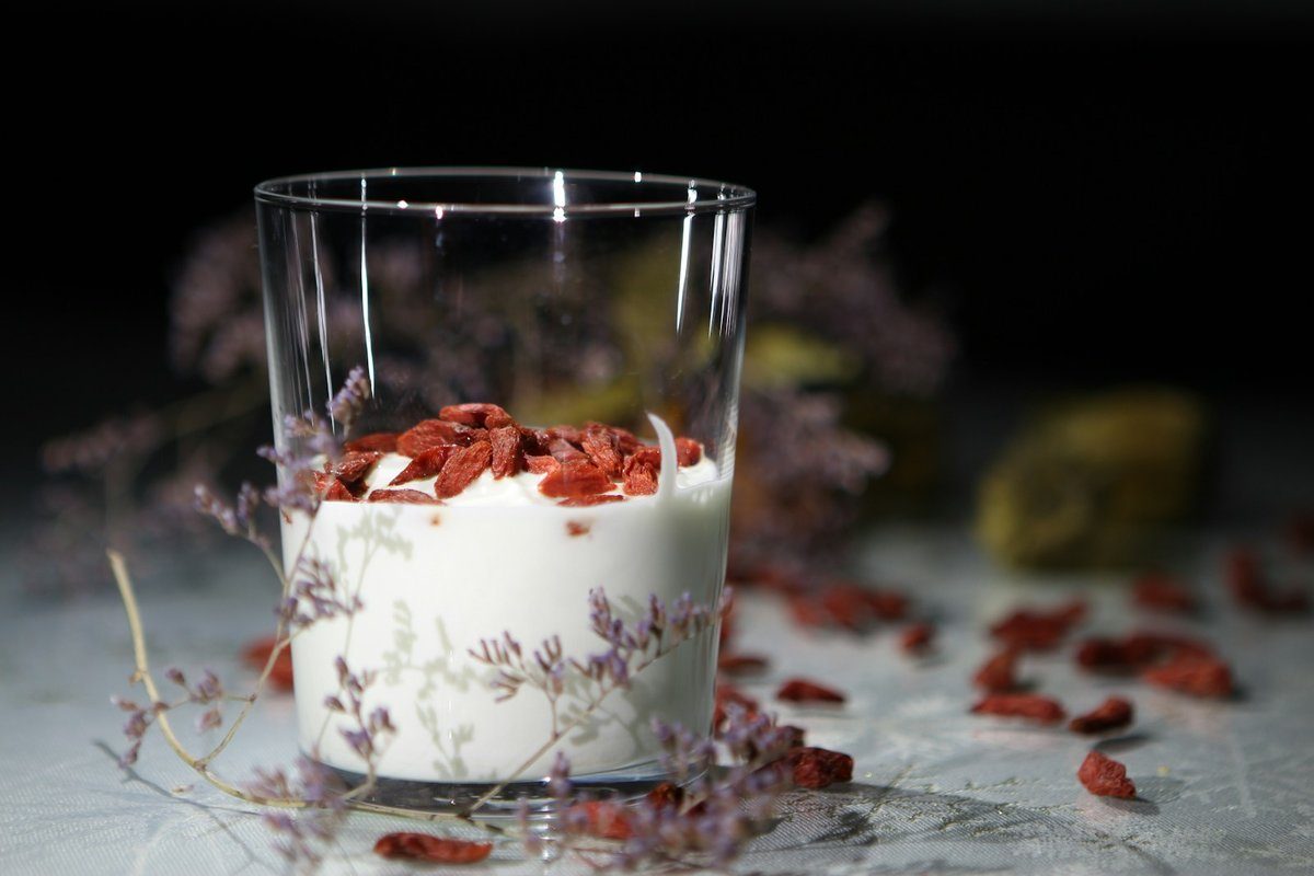 Verre de yaourt garni de baies de goji rouges